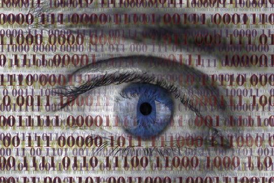 Ausgespäht: Jede Verbindung eines Geräts zum Netzwerk macht dieses Gerät und die Daten, die es über das Netzwerk austauscht, angreifbar. Ausgespäht: Jede Verbindung eines Geräts zum Netzwerk macht dieses Gerät und die Daten, die es über das Netzwerk austauscht, angreifbar.