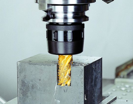 Le HMC12J peut usiner jusqu’à une profondeur de 22 mm avant l’apparition de vibrations, ce qui est deux fois plus que les mandrins à pince avec 11 mm. Le HMC12J peut usiner jusqu’à une profondeur de 22 mm avant l’apparition de vibrations, ce qui est deux fois plus que les mandrins à pince avec 11 mm.