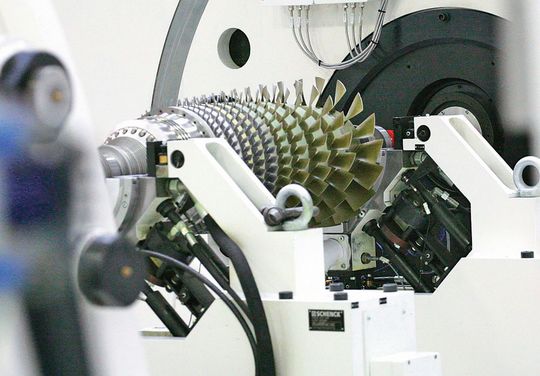 Un cas typique d’équilibrage haute vitesse: des rotors de turbines à vapeur et à gaz sont équilibrés au plus près de leur vitesse de fonctionnement sur les machines spécifiques Schenck RoTec. Un cas typique d’équilibrage haute vitesse: des rotors de turbines à vapeur et à gaz sont équilibrés au plus près de leur vitesse de fonctionnement sur les machines spécifiques Schenck RoTec.