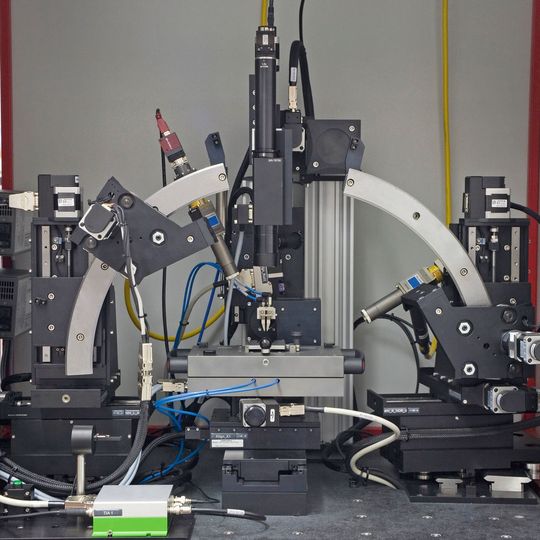 Laserschweißen mit höchster Präzision: Der Schweißroboter Nanoweld verbindet Glasfasern mit einem Durchmesser von 10 µm. Die Bewegungen des Lasers spielen sich im Bereich von 100 nm ab. Laserschweißen mit höchster Präzision: Der Schweißroboter Nanoweld verbindet Glasfasern mit einem Durchmesser von 10 µm. Die Bewegungen des Lasers spielen sich im Bereich von 100 nm ab.