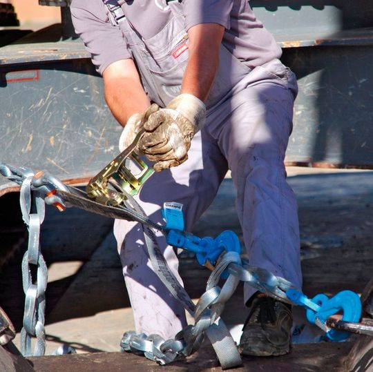 Stark wie Stahl, extrem schnitt- und abriebfest und dabei kinderleicht in der Handhabung: textile Zurrketten aus der Hochleistungsfaser Dyneema.