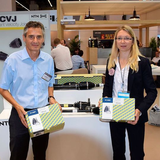 Aftermarket-Chef Eric Malavasi und Emilie Goury von NTN-SNR präsentierten auf der Automechanika die neuen Gelenkwellen. Aftermarket-Chef Eric Malavasi und Emilie Goury von NTN-SNR präsentierten auf der Automechanika die neuen Gelenkwellen.