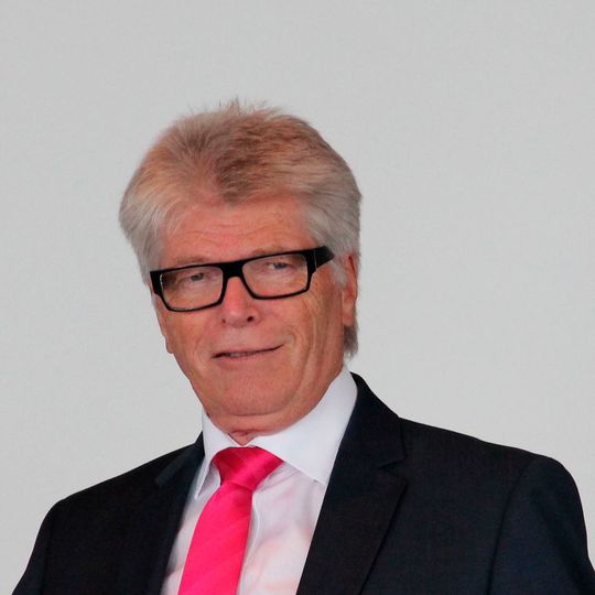Dr.-Ing. e.h. Friedhelm Loh versteht es zu überzeugen, sobald er den Raum betritt, steht er im Mittelpunkt des Interesses. Dr.-Ing. e.h. Friedhelm Loh versteht es zu überzeugen, sobald er den Raum betritt, steht er im Mittelpunkt des Interesses.
