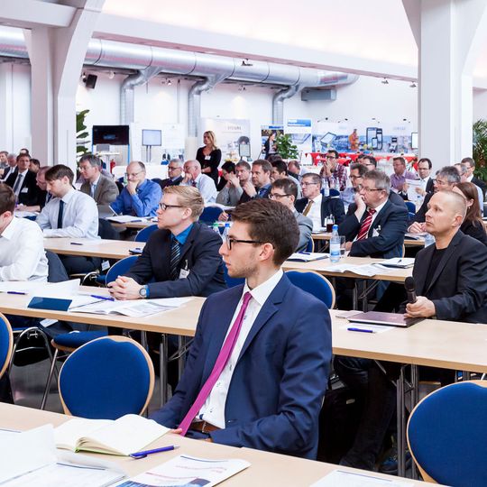 Gespannte Aufmerksamkeit auf dem Digital Plant Kongress: Best-Practice-Beispiele gehören dazu ebenso wie der Blick über den Tellerrand. In diesem Jahr von John Deere. Der Traktorenhersteller ist da, wo viele hin wollen: Er optimiert mit Virtual Reality seine Planung. Gespannte Aufmerksamkeit auf dem Digital Plant Kongress: Best-Practice-Beispiele gehören dazu ebenso wie der Blick über den Tellerrand. In diesem Jahr von John Deere. Der Traktorenhersteller ist da, wo viele hin wollen: Er optimiert mit Virtual Reality seine Planung.