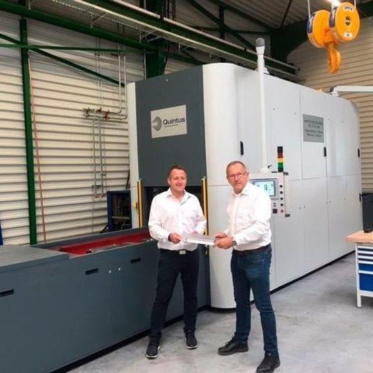 Die 17.000 t Presskraft der Flexform-Presse von Quintus ermöglicht die Kundenwünsche im Bereich Blechumformung-Prototypen und Kleinmengen mit einer kurzen Lieferzeit und reduzierten Kosten zu bedienen. Mit Philip Eisele (links im Bild) und Josef Eisele. Die 17.000 t Presskraft der Flexform-Presse von Quintus ermöglicht die Kundenwünsche im Bereich Blechumformung-Prototypen und Kleinmengen mit einer kurzen Lieferzeit und reduzierten Kosten zu bedienen. Mit Philip Eisele (links im Bild) und Josef Eisele.