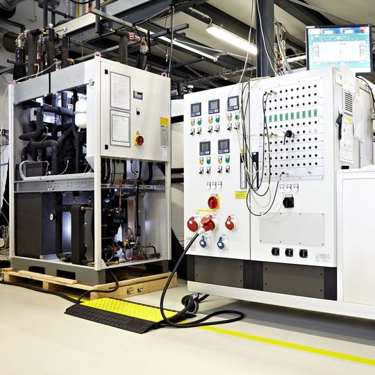 Die Kältemaschine hinterließ im Fraunhofer-Teststand einen guten Eindruck. Nach eingehender Prüfung bescheinigen die Experten der Anlage eine sehr gute Performance unter realen Bedingungen. Die Kältemaschine hinterließ im Fraunhofer-Teststand einen guten Eindruck. Nach eingehender Prüfung bescheinigen die Experten der Anlage eine sehr gute Performance unter realen Bedingungen.