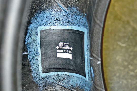 So muss es aussehen: fachgerecht durchgeführte Reparatur eines Seitenwandschadens an einem Pkw-Reifen mittels aufgebrachtem Pflaster.