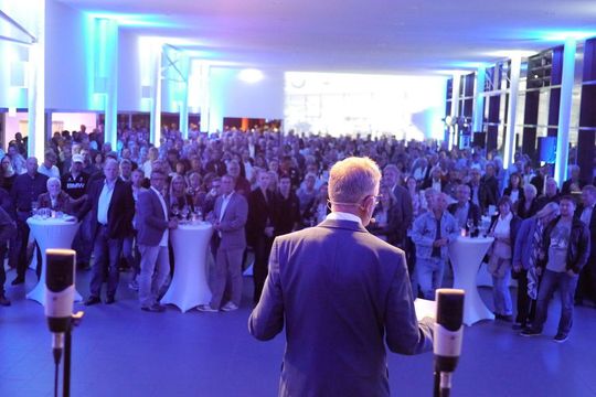 Mit 650 geladenen Gästen feierte Burkhard Weller den Umbau.