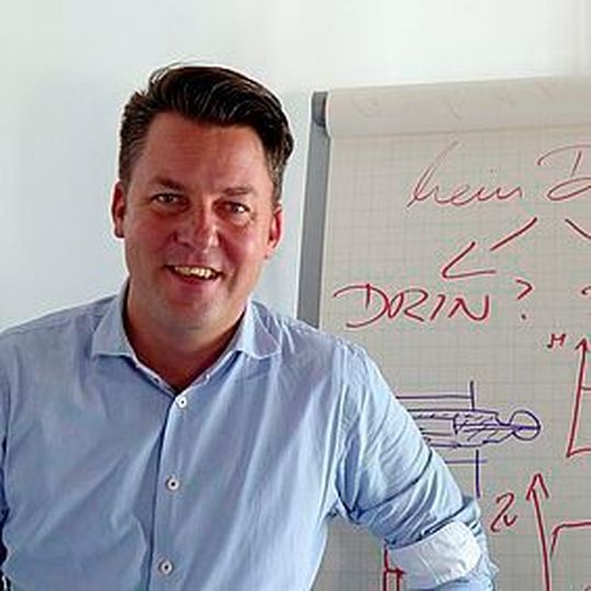 Oliver Dörmann, Geschäftsführer der Walter Neff GmbH Maschinenbau in Karlsruhe: „Unser Thema zur Euroblech 2016 wird das „Retrofitting“ sein, das wir an einer älteren Neff-Presse am Messestand präsentieren. Dort zeigen wir, was alles möglich ist.“ Oliver Dörmann, Geschäftsführer der Walter Neff GmbH Maschinenbau in Karlsruhe: „Unser Thema zur Euroblech 2016 wird das „Retrofitting“ sein, das wir an einer älteren Neff-Presse am Messestand präsentieren. Dort zeigen wir, was alles möglich ist.“