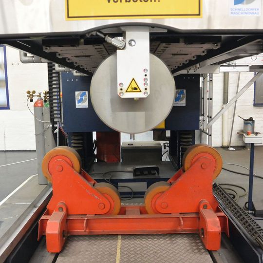 Damit tatsächlich alle Durchmesser auf der Maschine geschweißt werden können, sorgt eine motorische Höhenverstellung dafür, dass die Holmhöhe zwischen 1100 mm und 4100 mm variierbar ist. Damit tatsächlich alle Durchmesser auf der Maschine geschweißt werden können, sorgt eine motorische Höhenverstellung dafür, dass die Holmhöhe zwischen 1100 mm und 4100 mm variierbar ist.