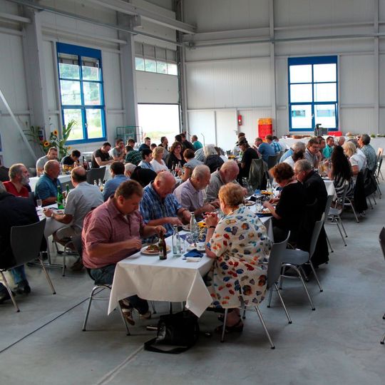 Ein Blick in die neue Produktionshalle während der Einweihungs- und Geburtstagsfeier. Ein Blick in die neue Produktionshalle während der Einweihungs- und Geburtstagsfeier.