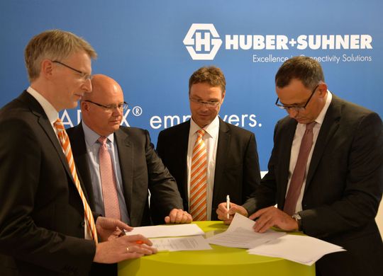 v.l. Dirk van Vinckenroye, Leiter Industriedivision Industry Automation & Solutions bei Weidmüller; Drew Nixon, Chief Operating Officer Global Sales bei Huber+Suhner; Detmar Saalmann, Global Industry Development Manager Transportation bei Weidmüller und Patrick Riederer, Chief Operating Officer Low Frequency bei Huber+Suhner, schließen auf derInnoTrans 2016 in Berlin ein strategische Partnerschaft im Bahnbereich. v.l. Dirk van Vinckenroye, Leiter Industriedivision Industry Automation & Solutions bei Weidmüller; Drew Nixon, Chief Operating Officer Global Sales bei Huber+Suhner; Detmar Saalmann, Global Industry Development Manager Transportation bei Weidmüller und Patrick Riederer, Chief Operating Officer Low Frequency bei Huber+Suhner, schließen auf derInnoTrans 2016 in Berlin ein strategische Partnerschaft im Bahnbereich.