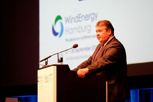 Wirtschaftsminister Sigmar Gabriel bei seiner Eröffnungsrede der WindEnergy 2016 in Hamburg. Wirtschaftsminister Sigmar Gabriel bei seiner Eröffnungsrede der WindEnergy 2016 in Hamburg.