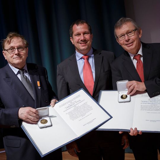 Prof. Dr. Dr. h.c. Frerich Keil (links) von der TU Hamburg-Harburg wurde für seine international anerkannten wissenschaftlichen Leistungen auf dem Gebiet der chemischen Verfahrenstechnik mit der Gerhard Damköhler-Medaille ausgezeichnet. Prof. Dr.-Ing. Andreas Seidel-Morgenstern (rechts) vom Max-Planck-Institut für Dynamik komplexer technischer Systeme in Magdeburg wurde als einer der profiliertesten und produktivsten Wissenschaftler auf dem Gebiet der thermischen Verfahrenstechnik mit der Emil Kirschbaum-Medaille geehrt.In der Mitte Dr. Andreas Förster, Geschäftsleiter von ProcessNet Prof. Dr. Dr. h.c. Frerich Keil (links) von der TU Hamburg-Harburg wurde für seine international anerkannten wissenschaftlichen Leistungen auf dem Gebiet der chemischen Verfahrenstechnik mit der Gerhard Damköhler-Medaille ausgezeichnet. Prof. Dr.-Ing. Andreas Seidel-Morgenstern (rechts) vom Max-Planck-Institut für Dynamik komplexer technischer Systeme in Magdeburg wurde als einer der profiliertesten und produktivsten Wissenschaftler auf dem Gebiet der thermischen Verfahrenstechnik mit der Emil Kirschbaum-Medaille geehrt.In der Mitte Dr. Andreas Förster, Geschäftsleiter von ProcessNet