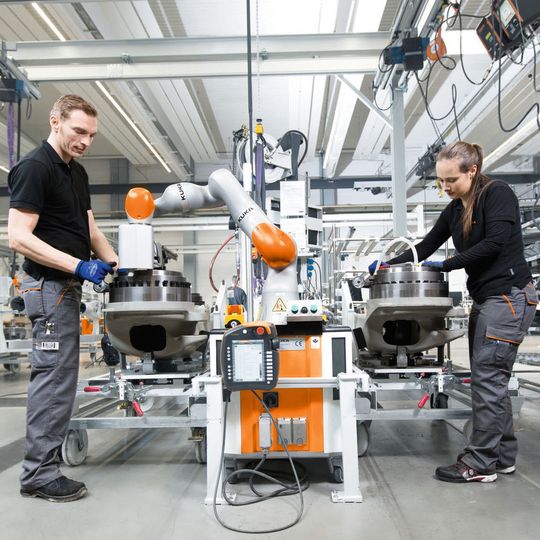 Kuka Sysetms auf der Motek 2016: Mensch-Roboter-Kollaboration an verschiedenen Beispielen. Kuka Sysetms auf der Motek 2016: Mensch-Roboter-Kollaboration an verschiedenen Beispielen.