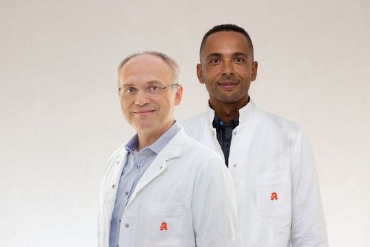 Mit „Aponeo Medikation“ haben die Apotheker Konstantin Primbas (links) und Martin Kreissl-Kohrs einen neuen Service ins Leben gerufen. Mit „Aponeo Medikation“ haben die Apotheker Konstantin Primbas (links) und Martin Kreissl-Kohrs einen neuen Service ins Leben gerufen.