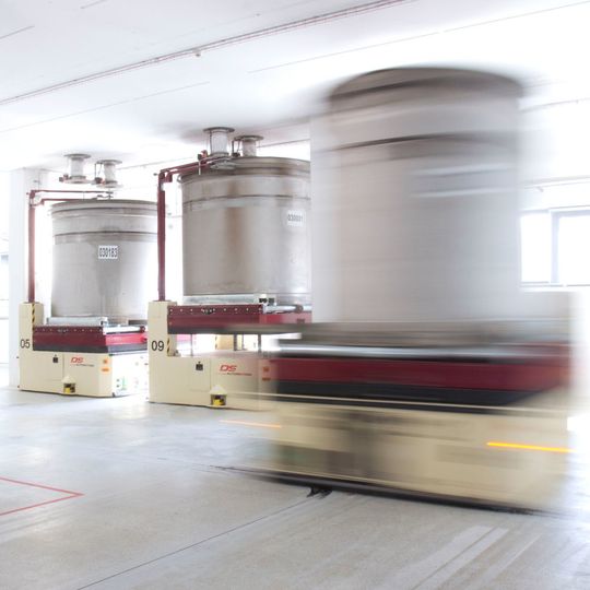 Beim Backzutatenproduzenten IREKS transportiert ein frei navigierendes FTS die 2,5 t fassenden Chargenbehälter zu den über 220 einzelnen Entnahmestellen in der Decke. Beim Backzutatenproduzenten IREKS transportiert ein frei navigierendes FTS die 2,5 t fassenden Chargenbehälter zu den über 220 einzelnen Entnahmestellen in der Decke.