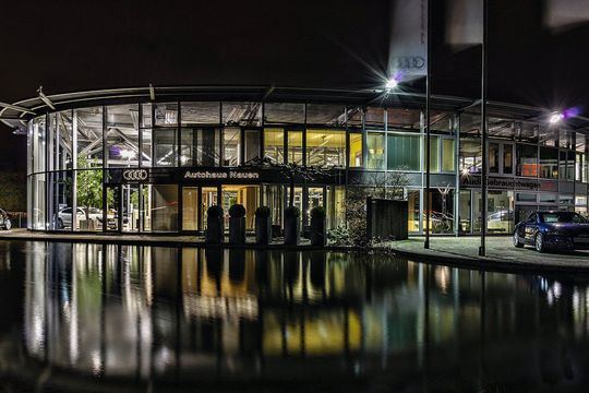 Bei Tag und Nacht ist der Audi-Betrieb des Autohauses Nauen ein Blickfang in Meerbusch.