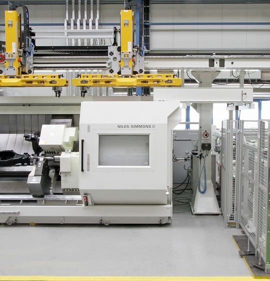 CNC-Drehmaschine N30 X 3200 von Niles-Simmons, optimiert die Hinterachsbearbeitung einer Lkw-Familie. Die eingesetzte Fertigungszelle ist mit Ladeportal und automatischer Messeinrichtung ausgerüstet.