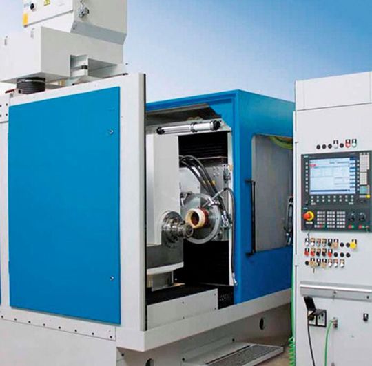 Warum denn eine neue Maschine kaufen, wenn man den richtigen Partner hat, der eine bestehende Anlage technisch wieder auf Vordermann bringen kann? Das Unternehmen Serwema ist so ein Partner, der sich auf Zahnradbearbeitungs- und Außenrund-Schleifmaschinen spezialisiert hat. Hier ein Beispiel für eine modernisierte Kegelradschleifmaschine.