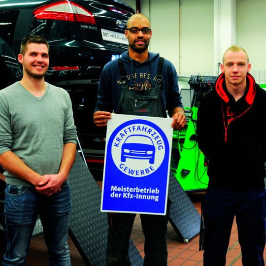 Die besten Kfz-Mechatroniker 2016 in Schleswig-Holstein: (v. li.) Kevin Zander (Platz 3), Luca Juister (Platz 1) und Ricardo Melchin (Platz 2).