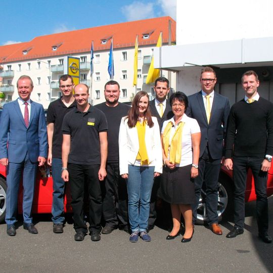 Das Kropf-Team an der Goerdelerstraße 4 mit Autohaus-Chef Andreas Mutschler (links).