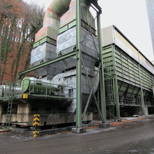 Bei Herstellung von Calciumkarbid aus Koks und Kalk fällt sehr viel Staub an. Bei Alzchem in Hart stehen deswegen zehn große Filteranlagen, die die Luft entstauben. Bei Herstellung von Calciumkarbid aus Koks und Kalk fällt sehr viel Staub an. Bei Alzchem in Hart stehen deswegen zehn große Filteranlagen, die die Luft entstauben.