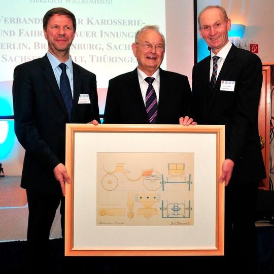 Ein Geschenk zum 475. Geburtstag: ZKF- Vorstand Holger Schmädicke, Obermeister Wolfgang Butchereit und ZKF Hauptgeschäftsführer Dr. Klaus Weichtmann mit einer Zeichnung von Paul Marquardt: Kutschenwagen (1896) Ein Geschenk zum 475. Geburtstag: ZKF- Vorstand Holger Schmädicke, Obermeister Wolfgang Butchereit und ZKF Hauptgeschäftsführer Dr. Klaus Weichtmann mit einer Zeichnung von Paul Marquardt: Kutschenwagen (1896)
