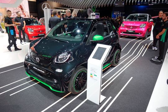 Auf der Autoschau in Paris wurden die neuen E-Smart-Modelle Cabrio, Fortwo und Forfour vorgestellt. Der Elektromotor kommt von Renault. Auf der Autoschau in Paris wurden die neuen E-Smart-Modelle Cabrio, Fortwo und Forfour vorgestellt. Der Elektromotor kommt von Renault.