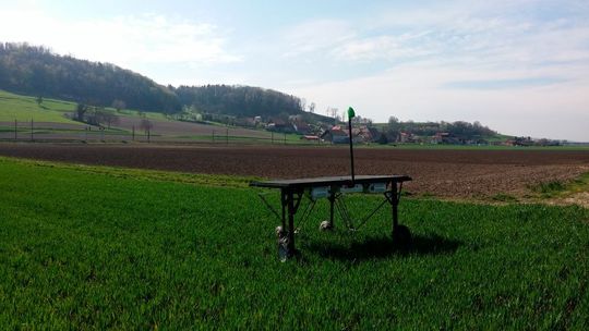 Autonome, bon marché, léger, fiable…, ce robot idéal est une vraie réponse aux problèmes de pollution, de santé et de coût engendrés par la pulvérisation d’herbicides en grande quantité. Autonome, bon marché, léger, fiable…, ce robot idéal est une vraie réponse aux problèmes de pollution, de santé et de coût engendrés par la pulvérisation d’herbicides en grande quantité.