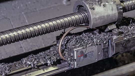 Einsatz unter Spänen und Verschmutzungen: Rexroth hat die Robustheit gegenüber Spänen, Staub und Kühlschmiermitteln für IMS-I und IMS-A weiter gesteigert.