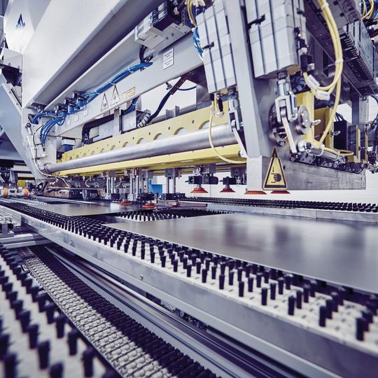 Im neuen Werk der Voestalpine in Linz entstehen lasergeschweißte Platinen für die Automobilindustrie. Im neuen Werk der Voestalpine in Linz entstehen lasergeschweißte Platinen für die Automobilindustrie.