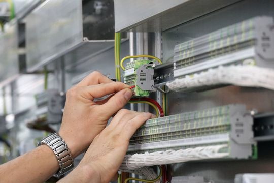Rund 80 Prozent aller Leiter werden bei Jokiel in Direktstecktechnik angeschlossen – das spart Zeit bei der Verdrahtung. Rund 80 Prozent aller Leiter werden bei Jokiel in Direktstecktechnik angeschlossen – das spart Zeit bei der Verdrahtung.