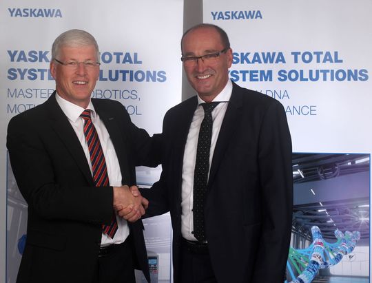 Norbert Gauß (rechts) verantwortet seit 1. September 2016 als Präsident & Division Direktor die Geschäfte der Drives & Motion Division für die Region EMEA. In dieser Funktion berichtet er direkt an Manfred Stern (links), Präsident & CEO von Yaskawa Europe. Norbert Gauß (rechts) verantwortet seit 1. September 2016 als Präsident & Division Direktor die Geschäfte der Drives & Motion Division für die Region EMEA. In dieser Funktion berichtet er direkt an Manfred Stern (links), Präsident & CEO von Yaskawa Europe.