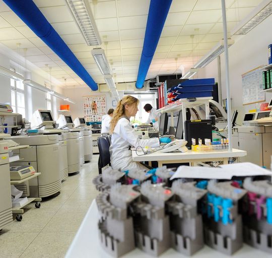 Unverzichtbare Technik: Aufwändige Geräte ermöglichen präzise Diagnostik. Unverzichtbare Technik: Aufwändige Geräte ermöglichen präzise Diagnostik.