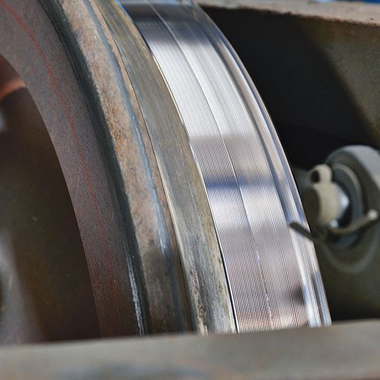 Der Radsatz ist eines der am stärksten belasteten Bauteile von Zügen – bei deren Reprofilierung jedesmal entsprechend viel Metallspäne anfallen.