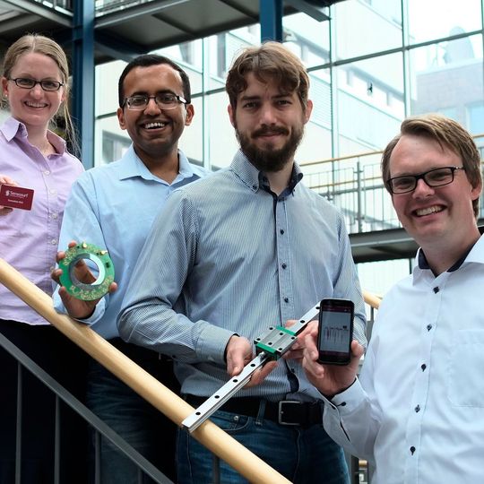 Das Kernteam des Start-ups Sensosurf mit intelligenten Bauteilen: Jette Winkelmann, Awais Khan, Martin Messmann und Dr. Cord Winkelmann. Das Kernteam des Start-ups Sensosurf mit intelligenten Bauteilen: Jette Winkelmann, Awais Khan, Martin Messmann und Dr. Cord Winkelmann.
