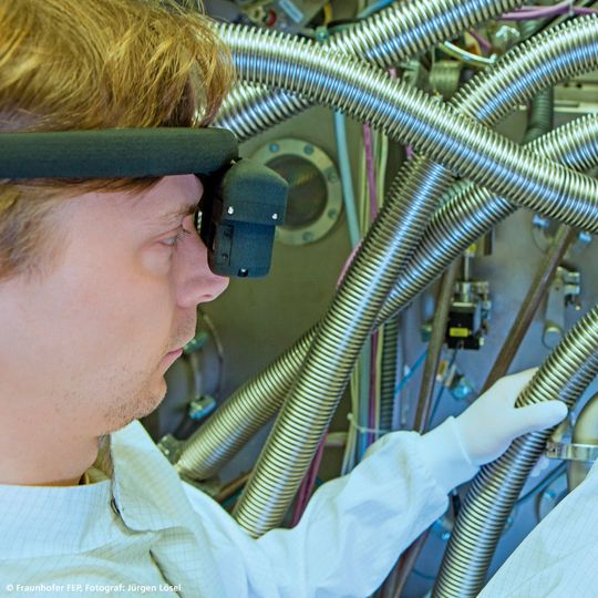 Digitaler Durchblick: Interaktive, blickgesteuerte Datenbrille mit vollfarbigen OLED-Mikrodisplays im industriellen Einsatz. Digitaler Durchblick: Interaktive, blickgesteuerte Datenbrille mit vollfarbigen OLED-Mikrodisplays im industriellen Einsatz.