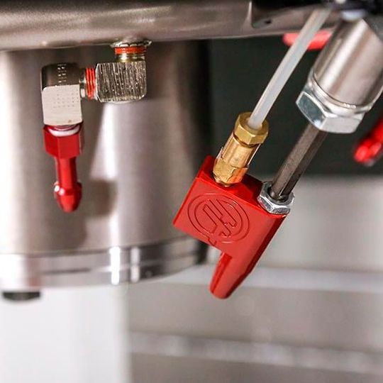 Löcher und Gewinde bohren, Gussformen bearbeiten und Metall zerspanen. Dank dem neuen Minimalmengenschmiersystem (MQL) von Haas ist das, je nach Anwendung auch ohne Kühlmittel möglich. Löcher und Gewinde bohren, Gussformen bearbeiten und Metall zerspanen. Dank dem neuen Minimalmengenschmiersystem (MQL) von Haas ist das, je nach Anwendung auch ohne Kühlmittel möglich.