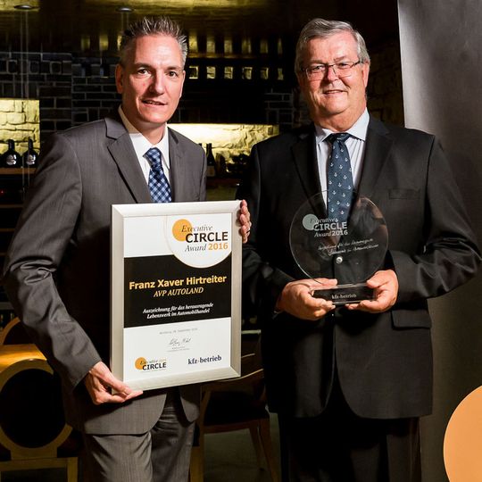Executive-Circle-Award-2016-Preisträger Franz Xaver Hirtreiter (re.), Inhaber der AVP-Autohausgruppe, mit »kfz-betrieb«-Chefredakteur Wolfgang Michel. Executive-Circle-Award-2016-Preisträger Franz Xaver Hirtreiter (re.), Inhaber der AVP-Autohausgruppe, mit »kfz-betrieb«-Chefredakteur Wolfgang Michel.