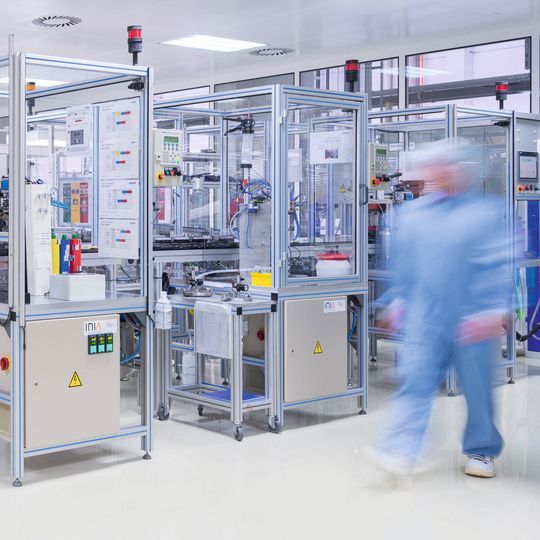 Bei der Entwicklung von Sterilhüllen für optische Medizinprodukte spielen Erfahrungswerte aus der Produktion im Reinraum eine große Rolle. Bei der Entwicklung von Sterilhüllen für optische Medizinprodukte spielen Erfahrungswerte aus der Produktion im Reinraum eine große Rolle.