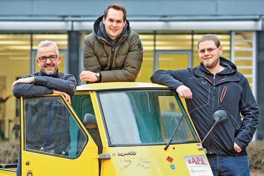 Die Väter der e-Ape: Studiendirektor Roland Hasenohr (links) mit den beiden Fachschülern Jochen Strubel (Mitte) und Sebastian Pfeiffer (rechts) der Heinrich-Hertz-Schule in Karlsruhe. Die Väter der e-Ape: Studiendirektor Roland Hasenohr (links) mit den beiden Fachschülern Jochen Strubel (Mitte) und Sebastian Pfeiffer (rechts) der Heinrich-Hertz-Schule in Karlsruhe.