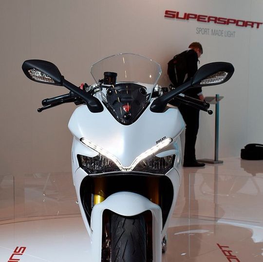 Das auffällige Tagfahrlicht prägt die Frontansicht der neuen Ducati Supersport. Das auffällige Tagfahrlicht prägt die Frontansicht der neuen Ducati Supersport.