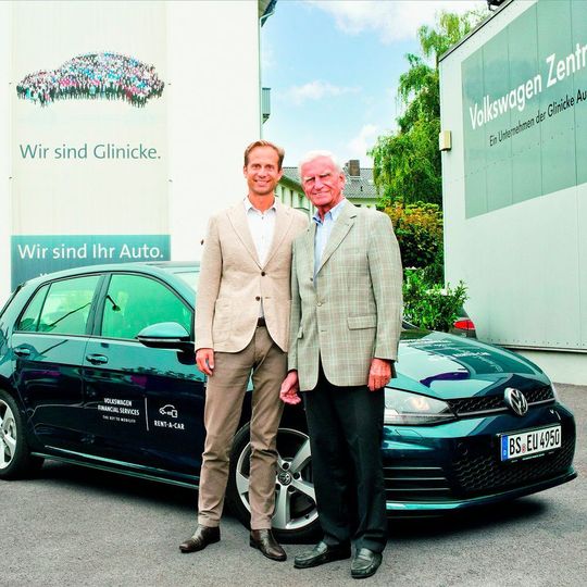 Bei der Eröffnung der Vermietstation (v. li.): Frank Florian Glinicke und Peter Glinicke (beide Geschäftsführer der Autohaus Glinicke GmbH).