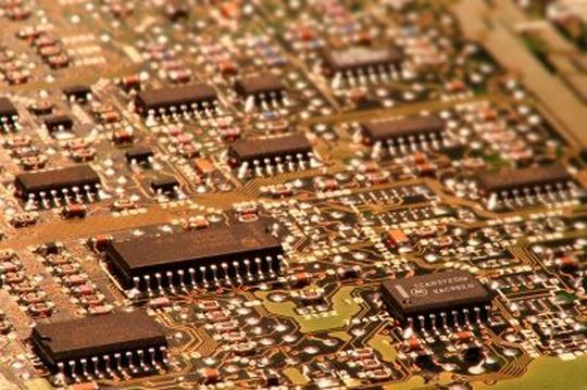 In unserem Artikel zeigen wir, wie sich die Störfestigkeit auf dem Niveau eines ICs untersuchen lässt. In unserem Artikel zeigen wir, wie sich die Störfestigkeit auf dem Niveau eines ICs untersuchen lässt.