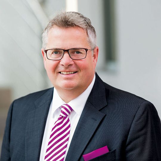 „Seit jeher prägen zukunftsorientiertes und richtungweisendes Handeln unser Selbstverständnis“, sagt Johannes Winklhofer, Geschäftsführender Gesellschafter von Iwis. „Seit jeher prägen zukunftsorientiertes und richtungweisendes Handeln unser Selbstverständnis“, sagt Johannes Winklhofer, Geschäftsführender Gesellschafter von Iwis.