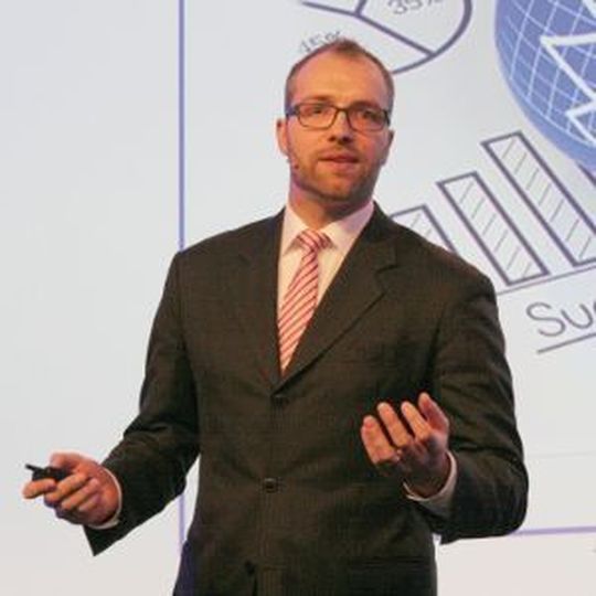 Sikkens Vetriebsleiter DACH, Benjamin Burkhard, stellt neue Verkaufsleiter vor. Sikkens Vetriebsleiter DACH, Benjamin Burkhard, stellt neue Verkaufsleiter vor.