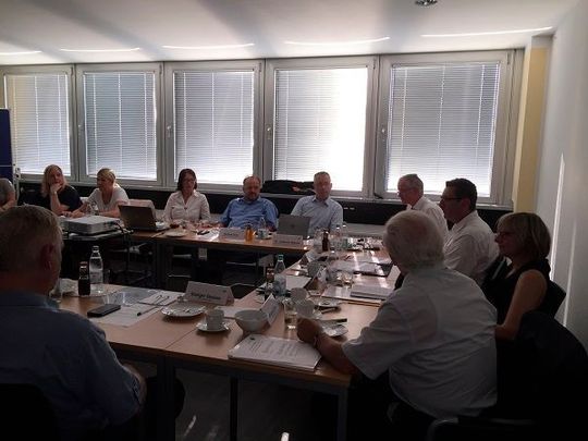 Bei einem Treffen der Vereinsplattform Qualifikation des Kunststofflandes NRW Mitte September tauschten sich Unternehmen über ihre Erfahrungen aus, Flüchtlinge in die Arbeitswelt zu integrieren. Bei einem Treffen der Vereinsplattform Qualifikation des Kunststofflandes NRW Mitte September tauschten sich Unternehmen über ihre Erfahrungen aus, Flüchtlinge in die Arbeitswelt zu integrieren.