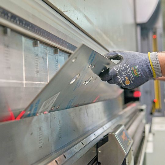Auch beim Abkanten ist mehr Produktivität gefragt. Eine Abkantpresse mit automatischem Werkzeugwechsler kann hier helfen. Auch beim Abkanten ist mehr Produktivität gefragt. Eine Abkantpresse mit automatischem Werkzeugwechsler kann hier helfen.