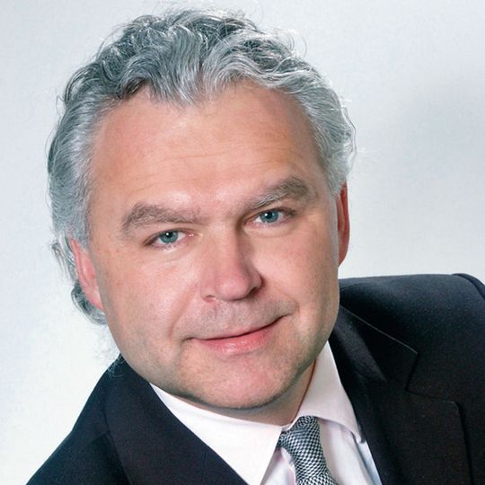 „Man muss mit den Technologiepartnern in Deutschland sprechen, um die Maschinen in der Welt implementieren zu können“, sagt Klaus Rothenhagen, Vice President International Sales von Aida Europe. „Man muss mit den Technologiepartnern in Deutschland sprechen, um die Maschinen in der Welt implementieren zu können“, sagt Klaus Rothenhagen, Vice President International Sales von Aida Europe.